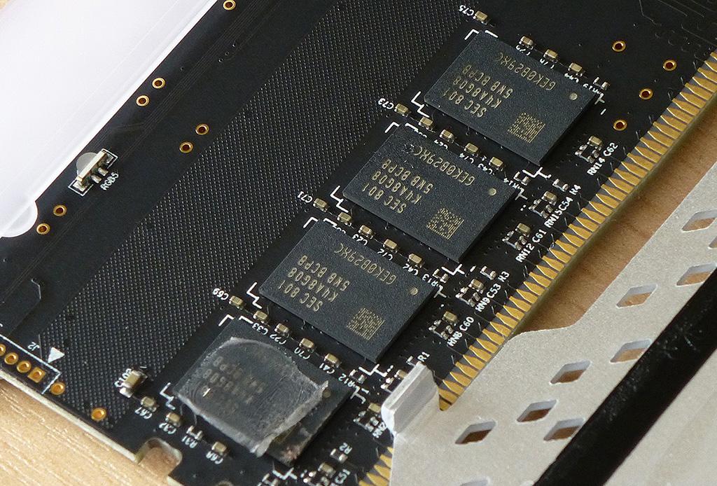 Чипы памяти ddr4. Чипы памяти Samsung ddr4. Чипы Samsung b-die ddr4. Оперативная память на чипах Samsung. Чипы памяти Hynix.