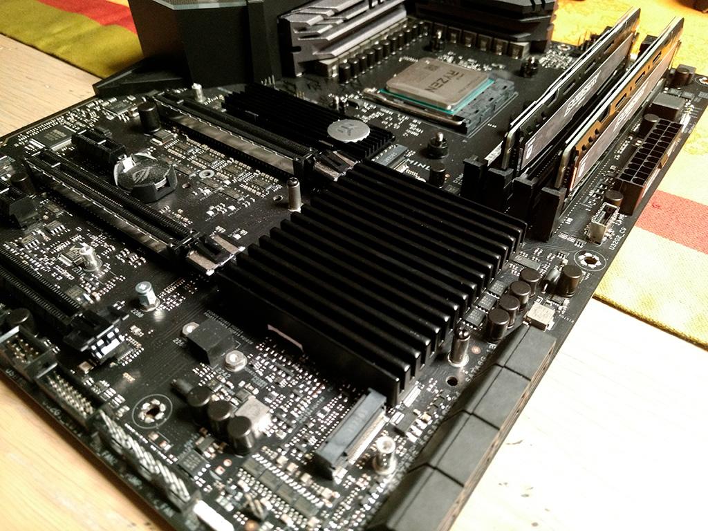 Энтузиаст угомонил горячий нрав AMD X570 пассивным радиатором