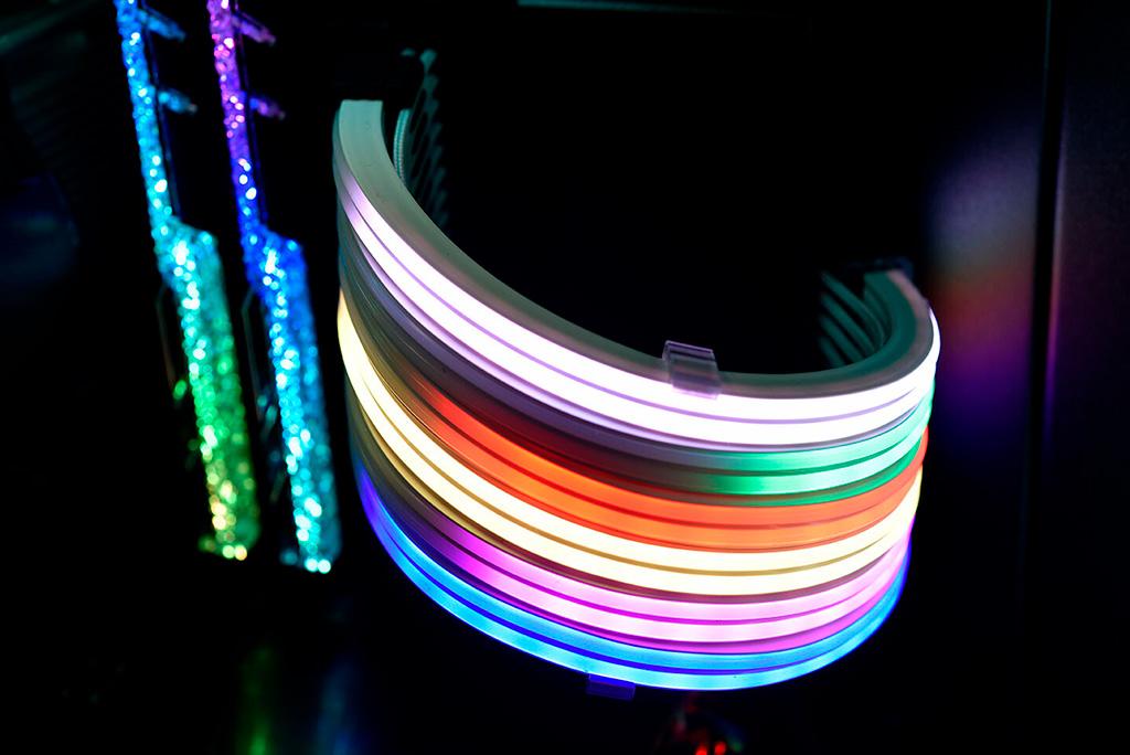 Lian Li Strimer Plus – продвинутые кабели питания с подсветкой