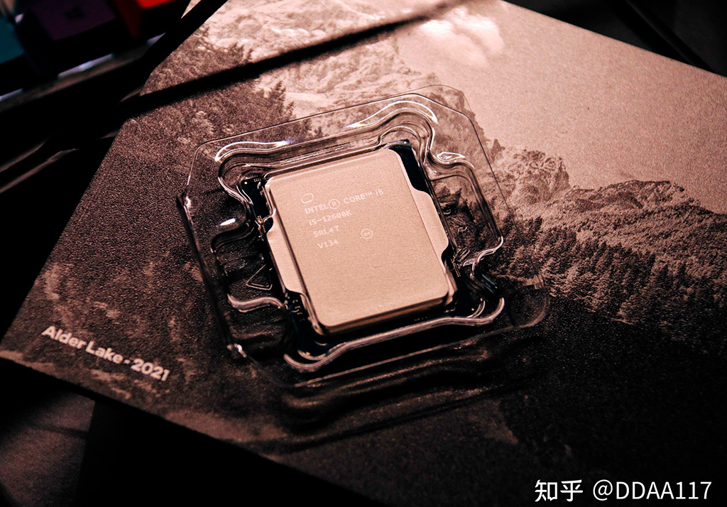 Первые фото розничных экземпляров Intel Core i9-12900K и Core i5-12600K