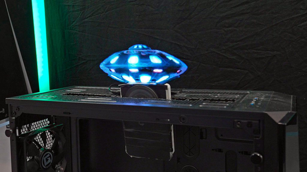 Корпусы Showcase PC Solo Hologram и Dual Hologram проецируют 3D-голограмму