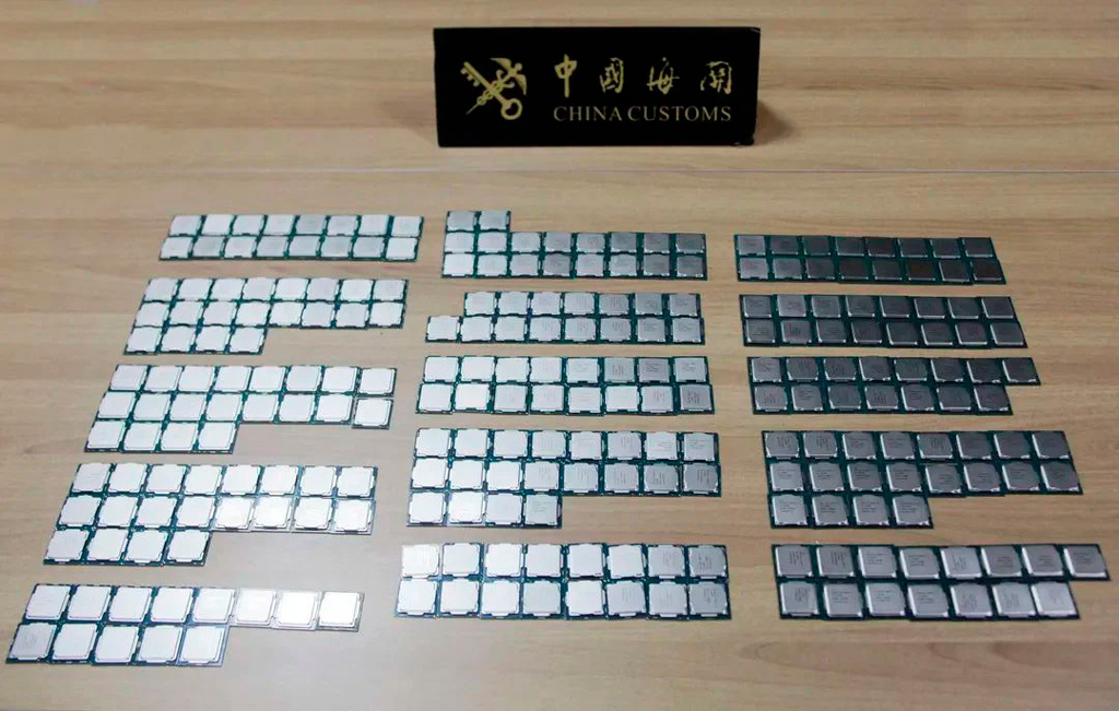 Китайская таможня задержала «ходячий процессор» - мужчину, обклеенного 160 процессорами Intel
