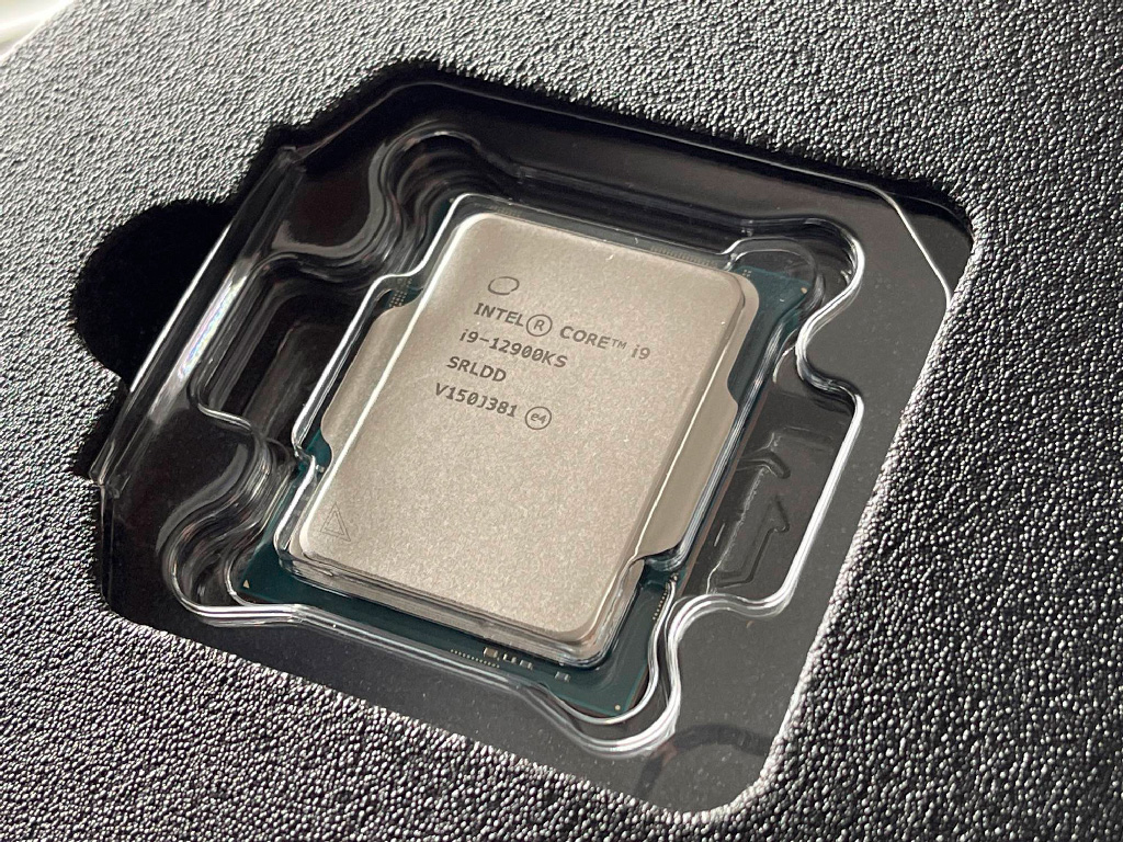 Intel Core i9-12900KS круче всех в тестах CineBench, скриншоты CPU-Z и другое