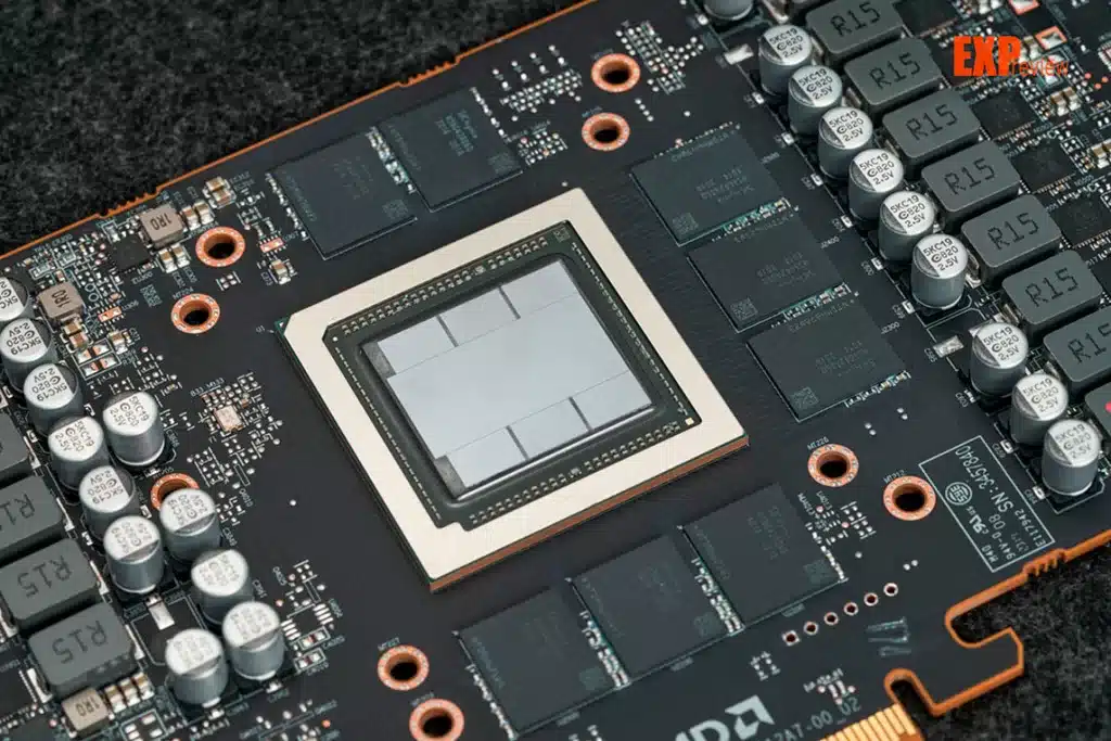 Видеокарта Radeon RX 7900 GRE представлена официально, появились тесты от AMD