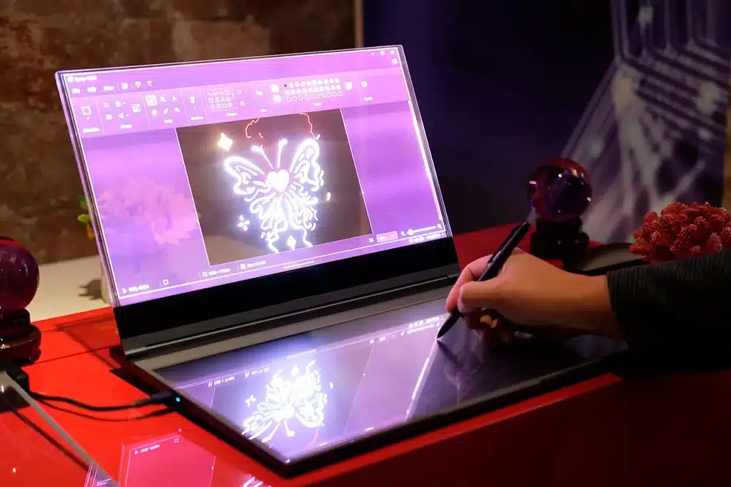 Lenovo показала «живой» ноутбук с прозрачным экраном