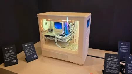 Thermaltake демонстрирует ретро-концепты на CES 2026: жидкостное охлаждение с CRT-дисплеем и 80-е стилем
