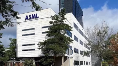 Несмотря на бум ИИ-чипов и рекордную цену акций, ASML объявляет о сокращениях — компания оптимизирует IT и технологические подразделения, увольнения в основном затронут руководство