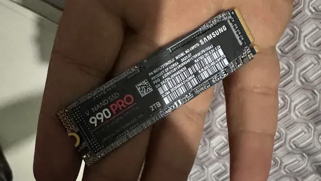 Поддельный Samsung 990 Pro проходит базовые проверки, но работает медленнее USB 2.0 — дефицит NAND породил идеальные условия для фейковых SSD