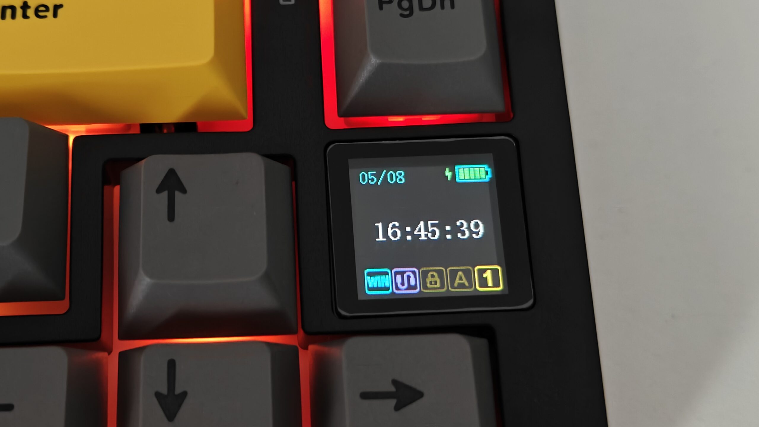 AJAZZ AK820 PRO: обзор. Экран, крутилка и прекрасный звук!